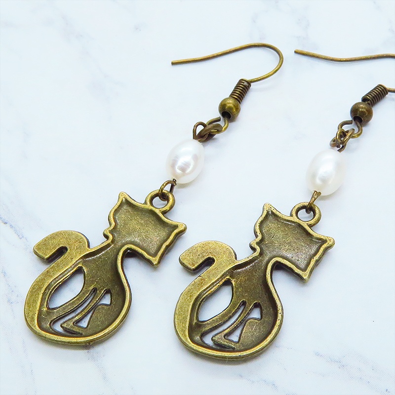 アンティークゴールド オリエンタルなブルーアイ猫モチーフと淡水パールを組合せたピアス