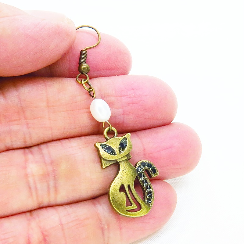 アンティークゴールド オリエンタルなブルーアイ猫モチーフと淡水パールを組合せたピアス