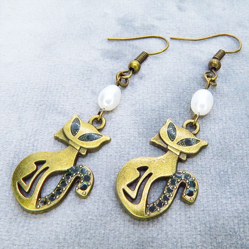 アンティークゴールド オリエンタルなブルーアイ猫モチーフと淡水パールを組合せたピアス