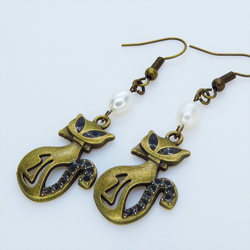 アンティークゴールド オリエンタルなブルーアイ猫モチーフと淡水パールを組合せたピアス