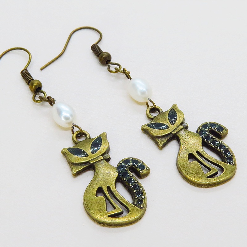 アンティークゴールド オリエンタルなブルーアイ猫モチーフと淡水パールを組合せたピアス