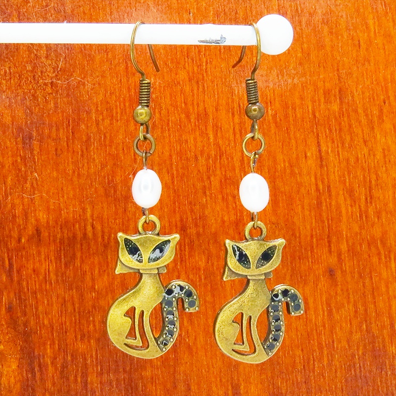 アンティークゴールド オリエンタルなブルーアイ猫モチーフと淡水パールを組合せたピアス