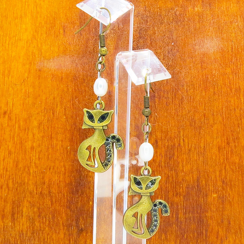 アンティークゴールド オリエンタルなブルーアイ猫モチーフと淡水パールを組合せたピアス