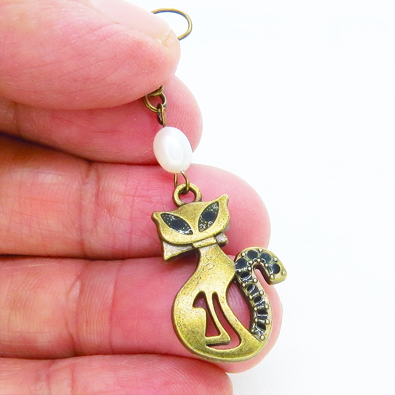 アンティークゴールド オリエンタルなブルーアイ猫モチーフと淡水パールを組合せたピアス