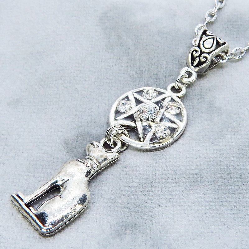 アンティークシルバー 猫の神様バステトとペンダグラムのオリエンタル風ネックレス ラインストーン レジン 長さ調整可