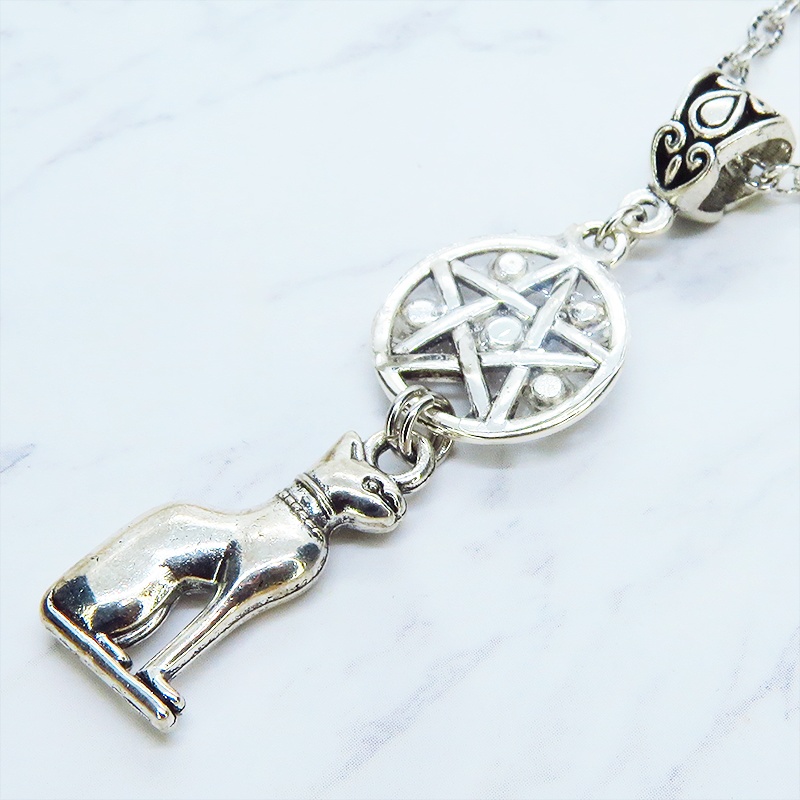 アンティークシルバー 猫の神様バステトとペンダグラムのオリエンタル風ネックレス ラインストーン レジン 長さ調整可
