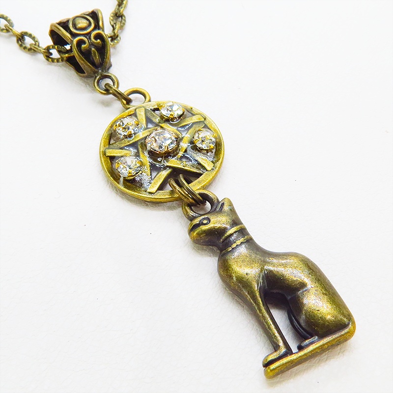 アンティークゴールド 猫の神様バステトとペンダグラムのオリエンタル風ネックレス ラインストーン レジン 長さ調整可