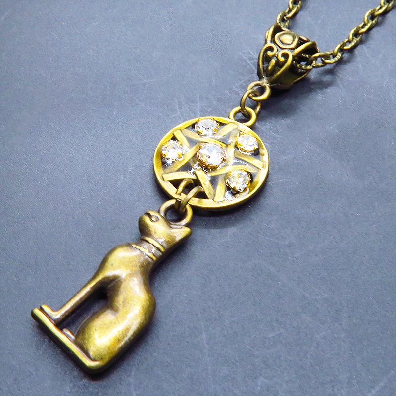 アンティークゴールド 猫の神様バステトとペンダグラムのオリエンタル風ネックレス ラインストーン レジン 長さ調整可