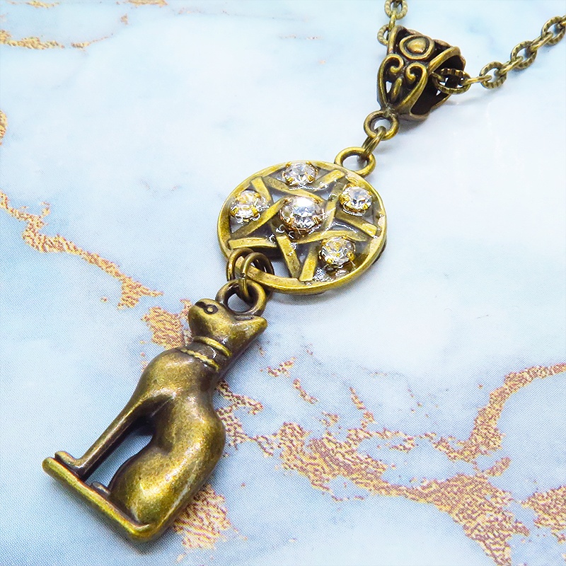アンティークゴールド 猫の神様バステトとペンダグラムのオリエンタル風ネックレス ラインストーン レジン 長さ調整可