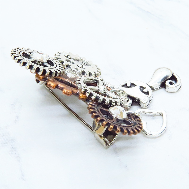 アンティークシルバー 猫と歯車を組合せたスチームパンク風のコンパクトなブローチ バッジ ラインストーン