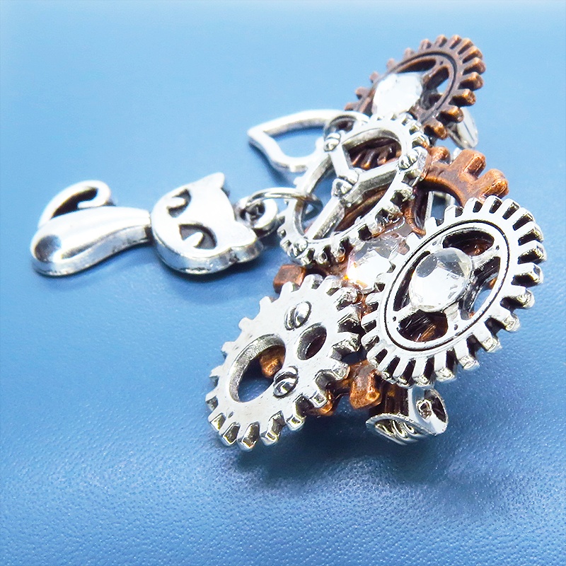 アンティークシルバー 猫と歯車を組合せたスチームパンク風のコンパクトなブローチ バッジ ラインストーン