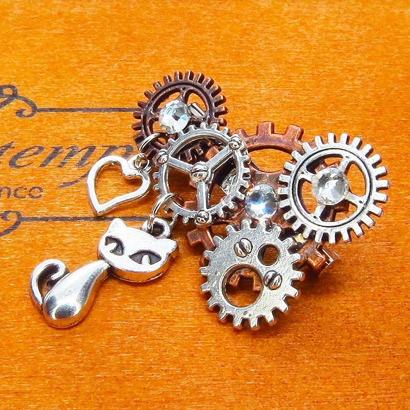 アンティークシルバー 猫と歯車を組合せたスチームパンク風のコンパクトなブローチ バッジ ラインストーン