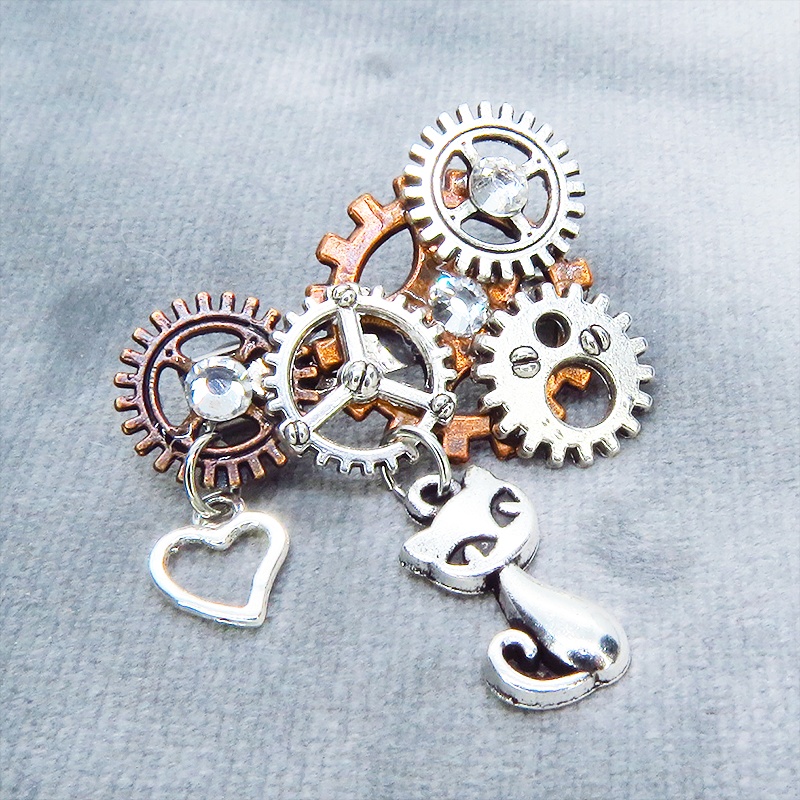 アンティークシルバー 猫と歯車を組合せたスチームパンク風のコンパクトなブローチ バッジ ラインストーン