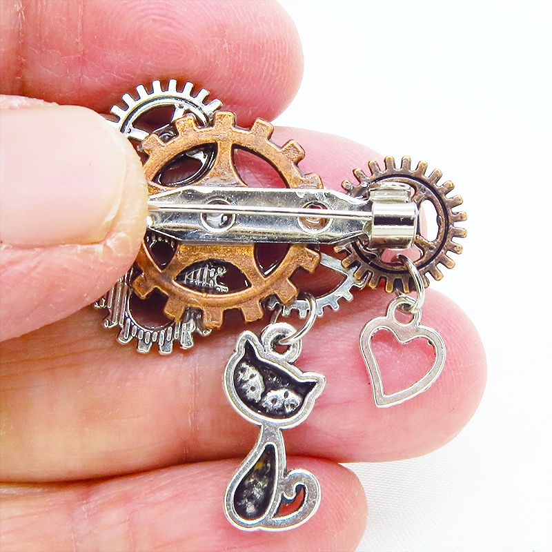 アンティークシルバー 猫と歯車を組合せたスチームパンク風のコンパクトなブローチ バッジ ラインストーン