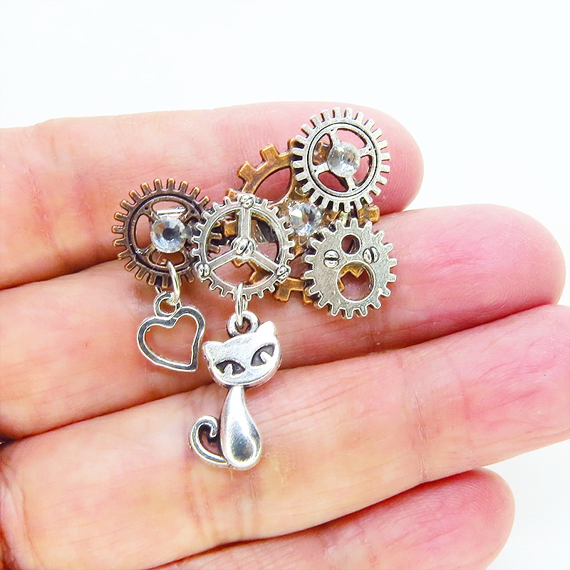 アンティークシルバー 猫と歯車を組合せたスチームパンク風のコンパクトなブローチ バッジ ラインストーン