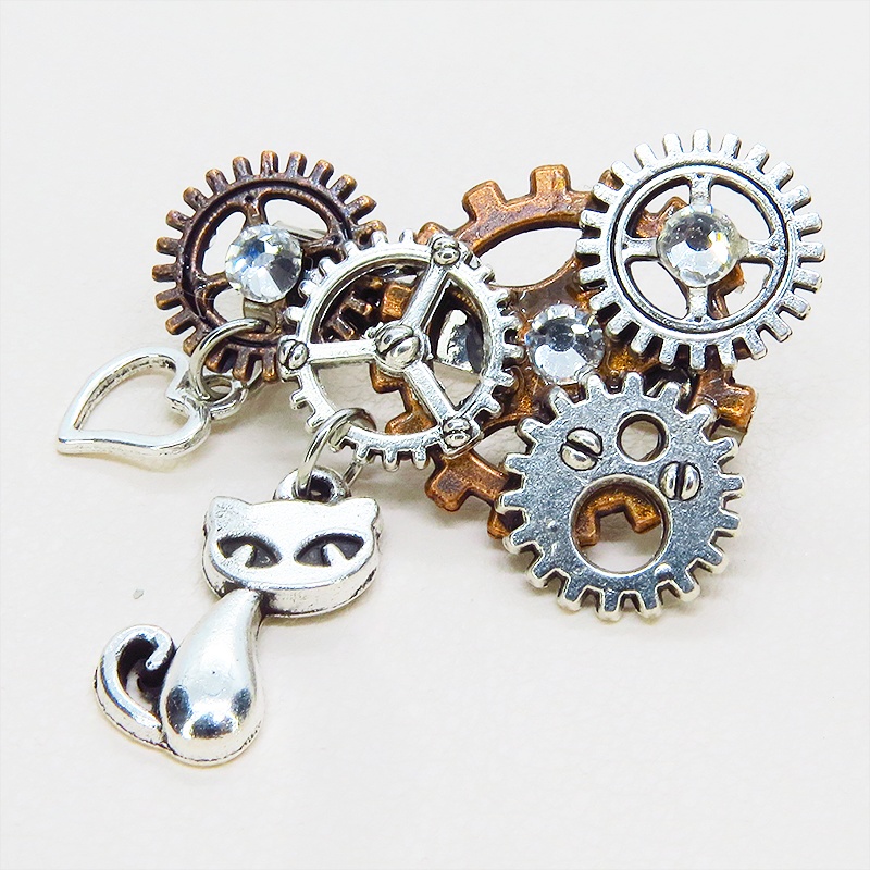 アンティークシルバー 猫と歯車を組合せたスチームパンク風のコンパクトなブローチ バッジ ラインストーン