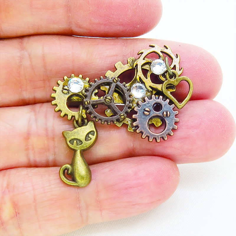 アンティークゴールド 猫と歯車を組合せたスチームパンク風のコンパクトなブローチ バッジ ラインストーン