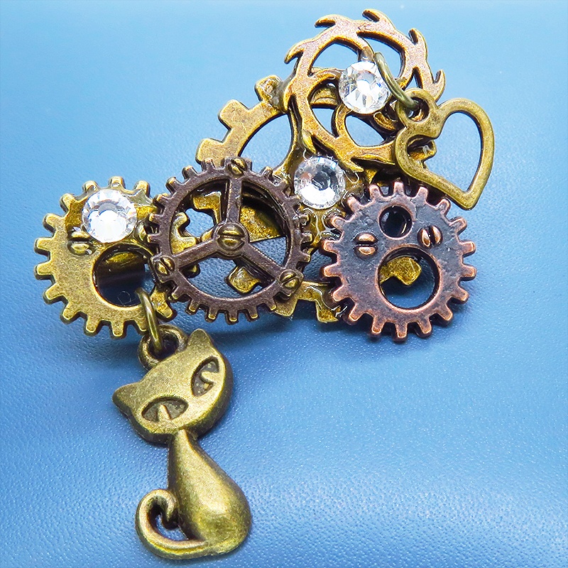 アンティークゴールド 猫と歯車を組合せたスチームパンク風のコンパクトなブローチ バッジ ラインストーン
