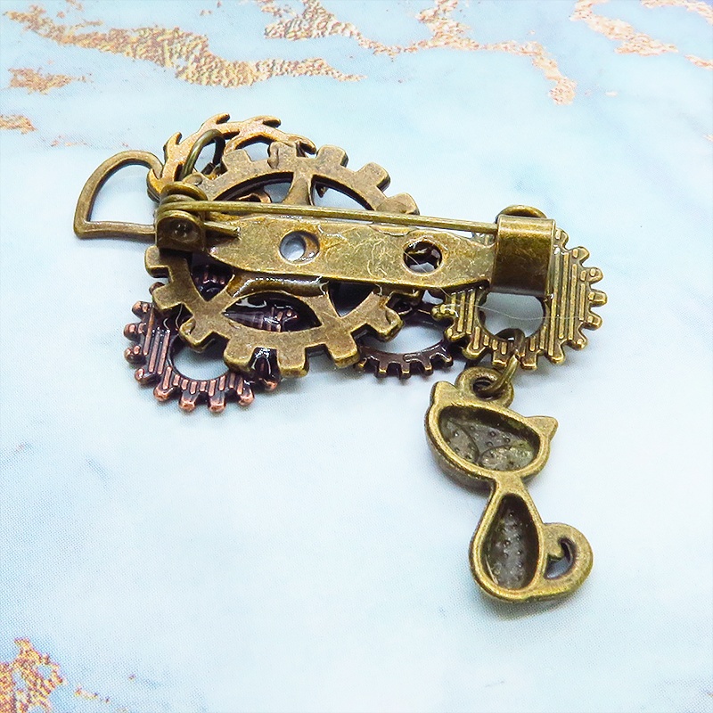 アンティークゴールド 猫と歯車を組合せたスチームパンク風のコンパクトなブローチ バッジ ラインストーン