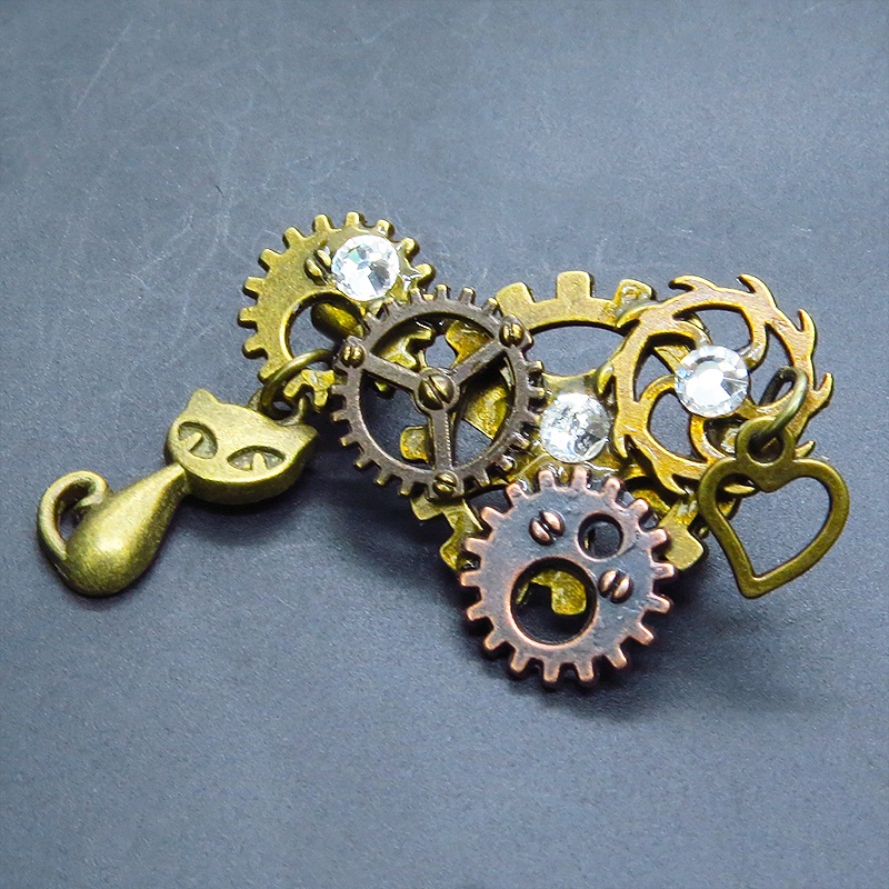アンティークゴールド 猫と歯車を組合せたスチームパンク風のコンパクトなブローチ バッジ ラインストーン