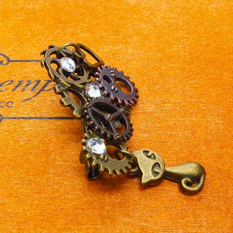 アンティークゴールド 猫と歯車を組合せたスチームパンク風のコンパクトなブローチ バッジ ラインストーン