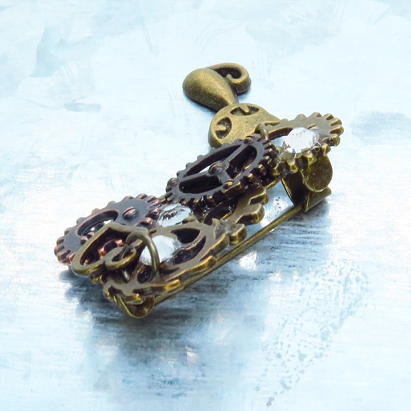アンティークゴールド 猫と歯車を組合せたスチームパンク風のコンパクトなブローチ バッジ ラインストーン
