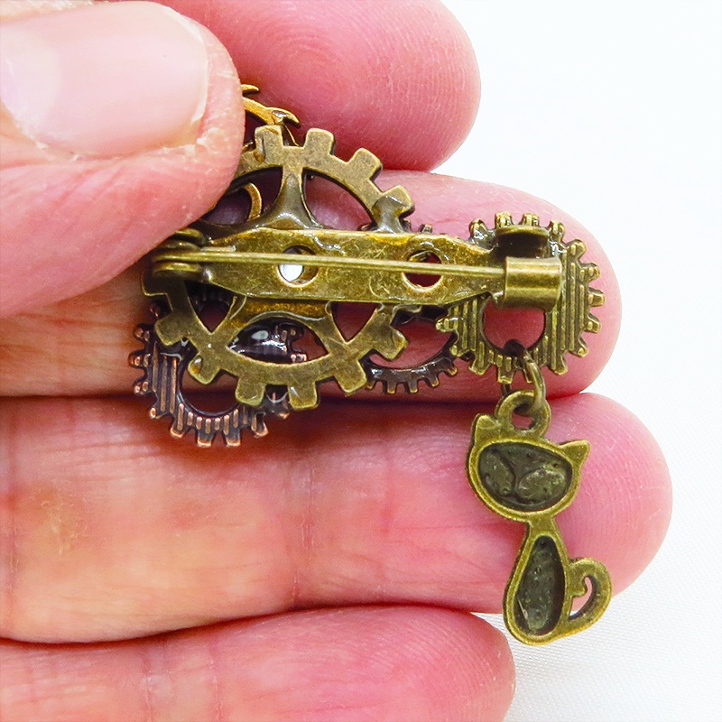 アンティークゴールド 猫と歯車を組合せたスチームパンク風のコンパクトなブローチ バッジ ラインストーン