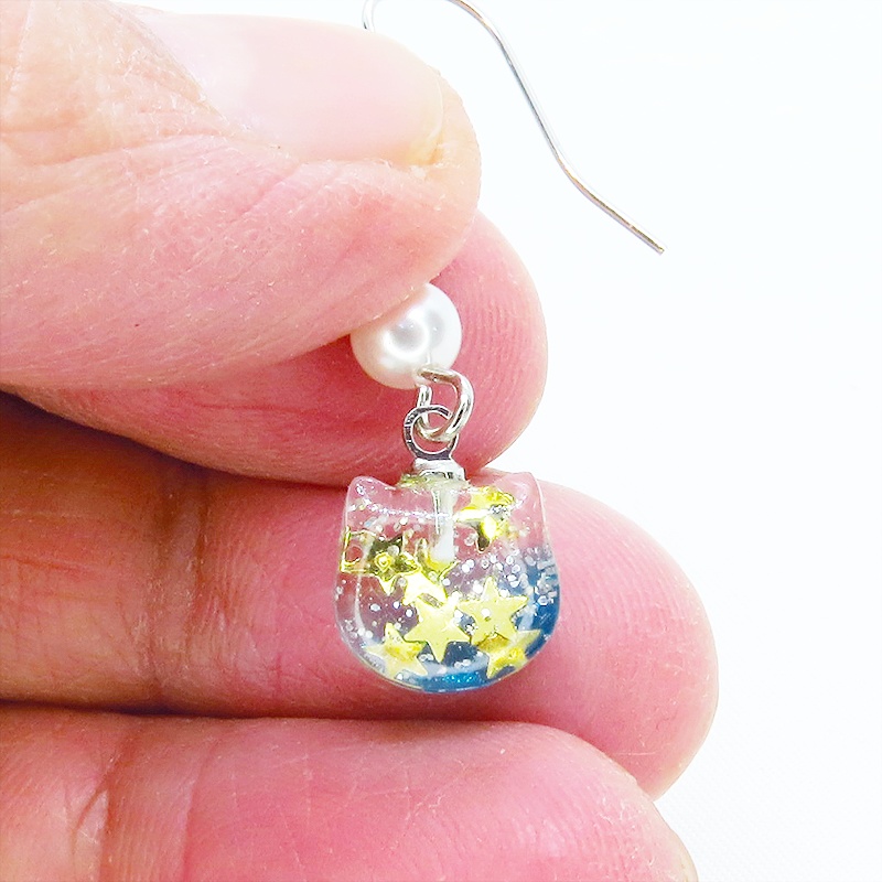 エメラルドグリーングラデーションの猫フェイスモチーフのピアス スワロフスキーパール(クリスタルホワイト) サージカル可