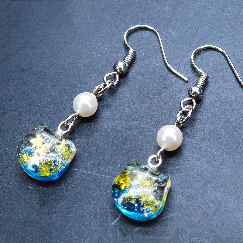 エメラルドグリーングラデーションの猫フェイスモチーフのピアス スワロフスキーパール(クリスタルホワイト) サージカル可