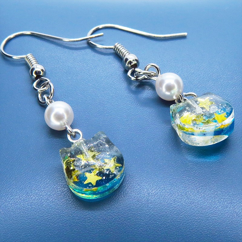 エメラルドグリーングラデーションの猫フェイスモチーフのピアス スワロフスキーパール(クリスタルホワイト) サージカル可