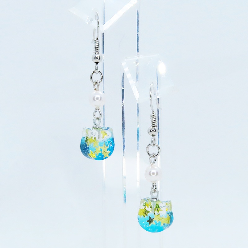 エメラルドグリーングラデーションの猫フェイスモチーフのピアス スワロフスキーパール(クリスタルホワイト) サージカル可