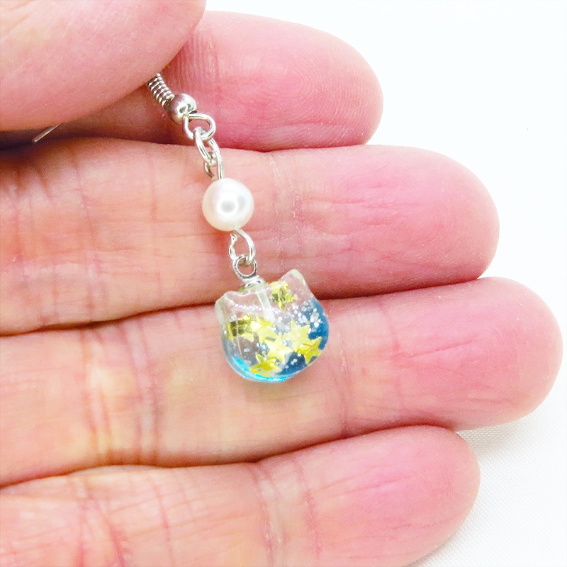 エメラルドグリーングラデーションの猫フェイスモチーフのピアス スワロフスキーパール(クリスタルホワイト) サージカル可