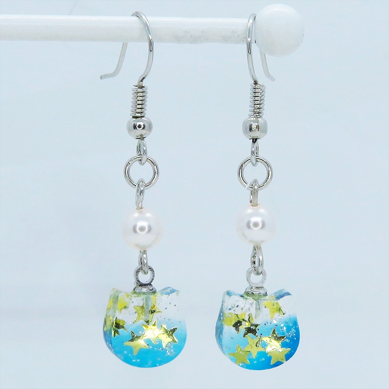 エメラルドグリーングラデーションの猫フェイスモチーフのピアス スワロフスキーパール(クリスタルホワイト) サージカル可