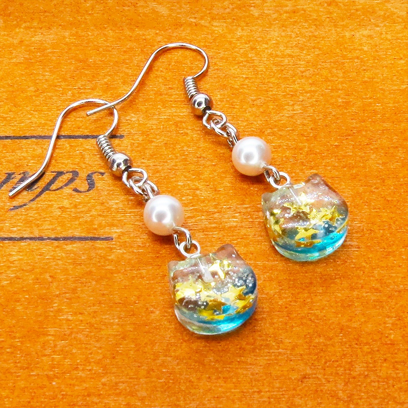 エメラルドグリーングラデーションの猫フェイスモチーフのピアス スワロフスキーパール(クリスタルホワイト) サージカル可