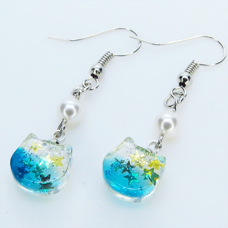 エメラルドグリーングラデーションの猫フェイスモチーフのピアス スワロフスキーパール(クリスタルホワイト) サージカル可