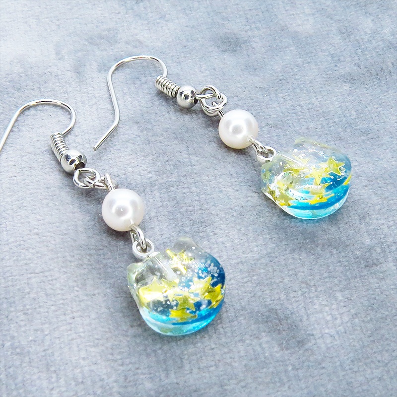 エメラルドグリーングラデーションの猫フェイスモチーフのピアス スワロフスキーパール(クリスタルホワイト) サージカル可