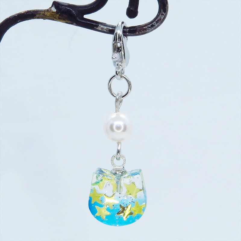 マスク・スマホチャーム エメラルドグリーングラデの猫フェイスのチャーム スワロフスキーパール(クリスタルホワイト)金具変更可