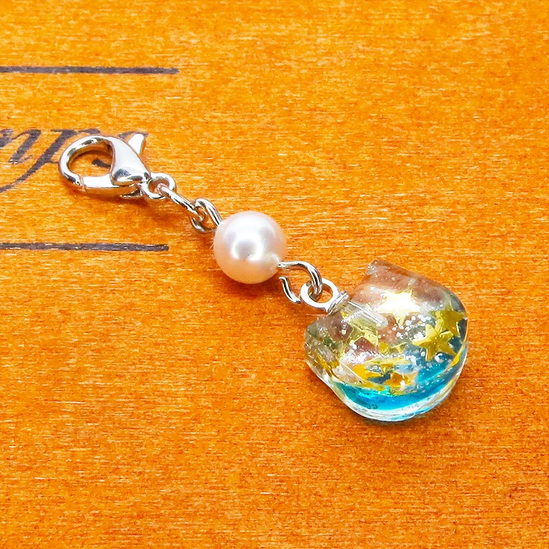 マスク・スマホチャーム エメラルドグリーングラデの猫フェイスのチャーム スワロフスキーパール(クリスタルホワイト)金具変更可