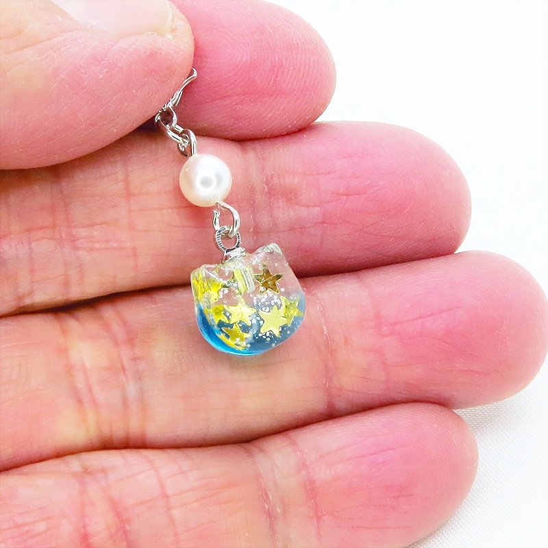 マスク・スマホチャーム エメラルドグリーングラデの猫フェイスのチャーム スワロフスキーパール(クリスタルホワイト)金具変更可