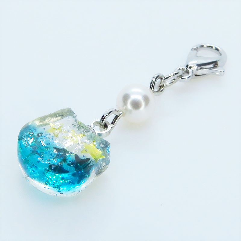 マスク・スマホチャーム エメラルドグリーングラデの猫フェイスのチャーム スワロフスキーパール(クリスタルホワイト)金具変更可