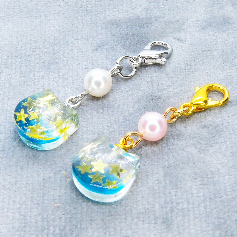 マスク・スマホチャーム エメラルドグリーングラデの猫フェイスのチャーム スワロフスキーパール(クリスタルホワイト)金具変更可