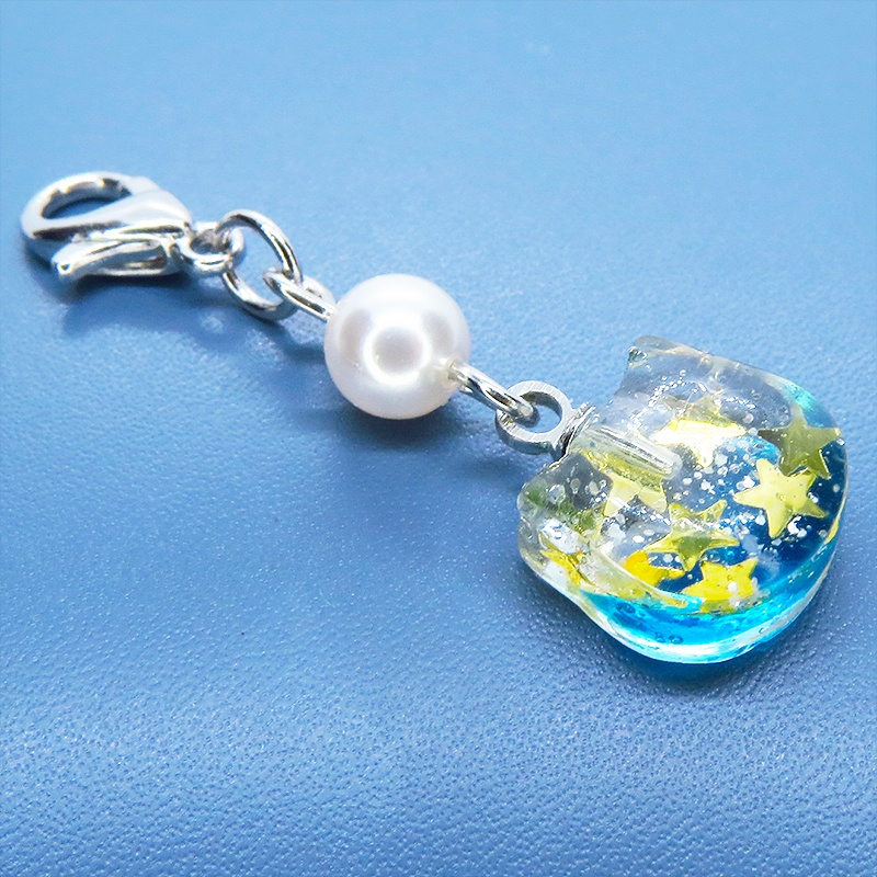 マスク・スマホチャーム エメラルドグリーングラデの猫フェイスのチャーム スワロフスキーパール(クリスタルホワイト)金具変更可