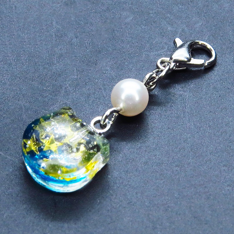 マスク・スマホチャーム エメラルドグリーングラデの猫フェイスのチャーム スワロフスキーパール(クリスタルホワイト)金具変更可