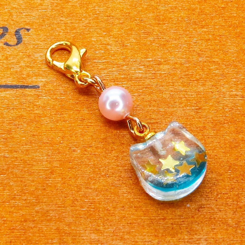 マスク・スマホチャーム エメラルドグリーングラデの猫フェイスのチャーム スワロフスキーパール(ロザリン)金具変更可