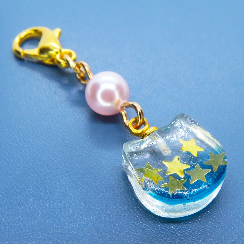 マスク・スマホチャーム エメラルドグリーングラデの猫フェイスのチャーム スワロフスキーパール(ロザリン)金具変更可