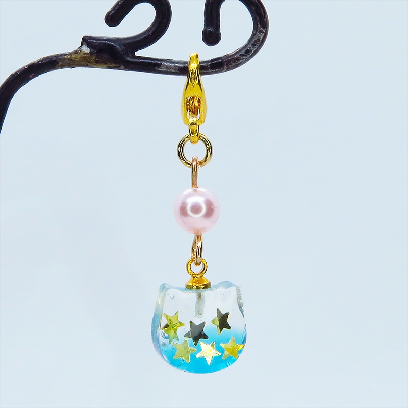 マスク・スマホチャーム エメラルドグリーングラデの猫フェイスのチャーム スワロフスキーパール(ロザリン)金具変更可