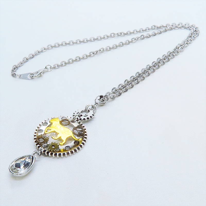 アンティークシルバー 歩く猫モチーフと大きめ歯車のスチームパンク風ネックレス ティアドロップ ラインストーン 長さ変更可