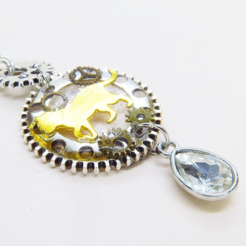 アンティークシルバー 歩く猫モチーフと大きめ歯車のスチームパンク風ネックレス ティアドロップ ラインストーン 長さ変更可