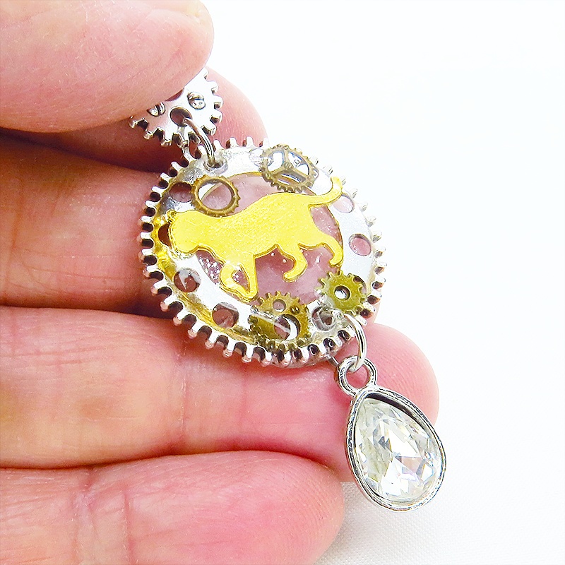 アンティークシルバー 歩く猫モチーフと大きめ歯車のスチームパンク風ネックレス ティアドロップ ラインストーン 長さ変更可