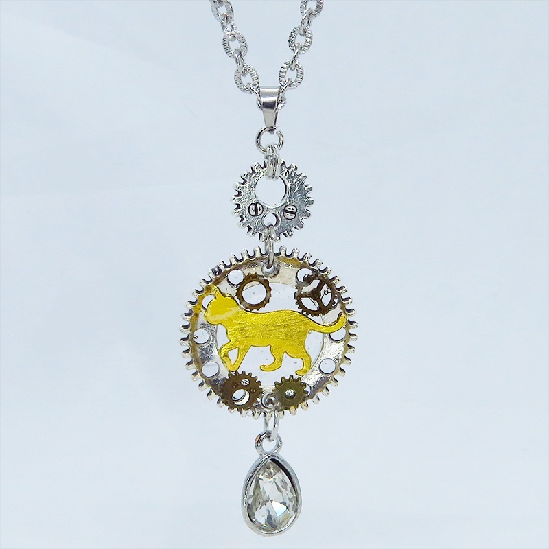 アンティークシルバー 歩く猫モチーフと大きめ歯車のスチームパンク風ネックレス ティアドロップ ラインストーン 長さ変更可
